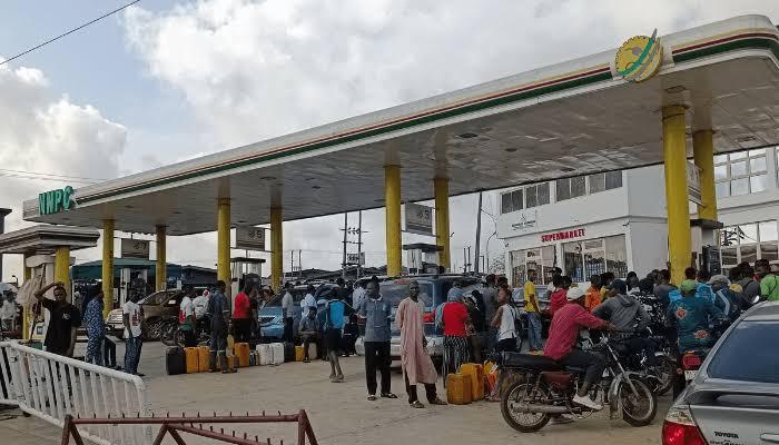 Crowded filling station due to the impact of high petrol prices.
